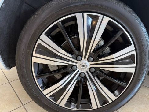 Used 2023 Volvo XC60 B5 Plus image 15