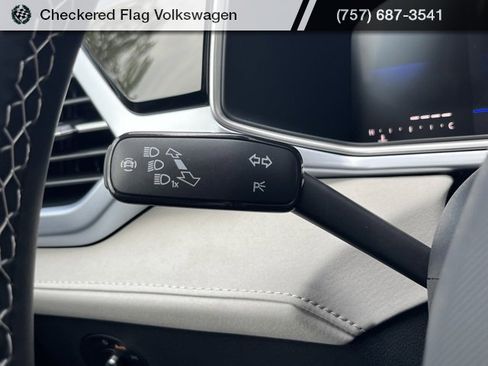 New 2025 Volkswagen Taos SE image 34