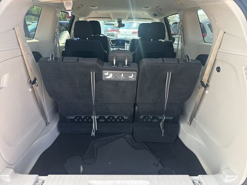 Used 2017 Chrysler Pacifica Touring FWD image 32