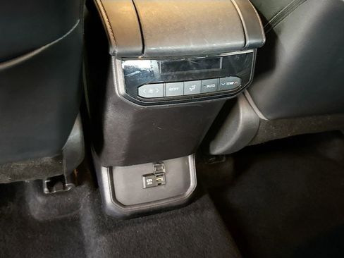 Used 2020 Toyota Highlander XLE image 28