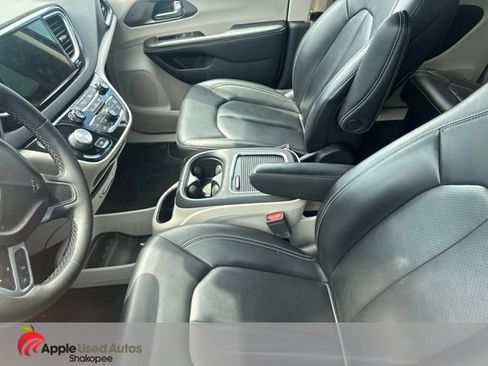 Used 2023 Chrysler Pacifica Touring-L FWD image 3