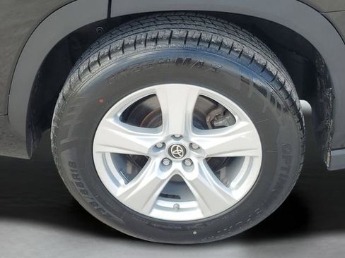 Used 2023 Toyota Highlander LE FWD image 9