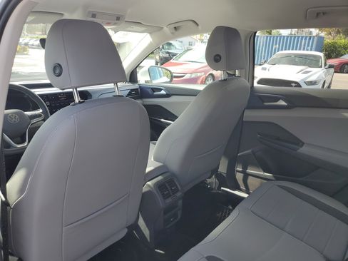 Certified 2024 Volkswagen Taos SE image 18