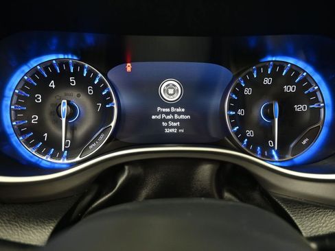 Used 2025 Chrysler Pacifica Select FWD image 13