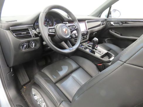Certified 2026 Porsche Macan AWD/4WD image 4