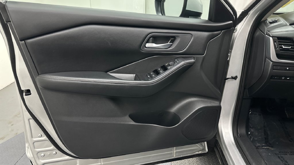 Certified 2025 Nissan Rogue SV AWD/4WD image 16
