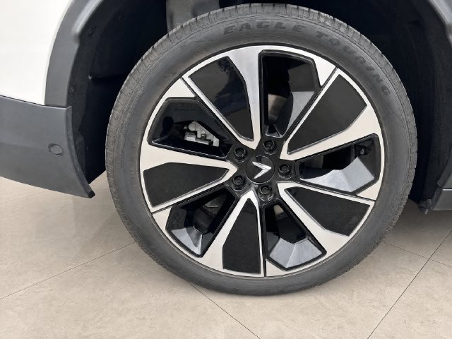 New 2025 VinFast VF 8 Plus AWD/4WD image 17