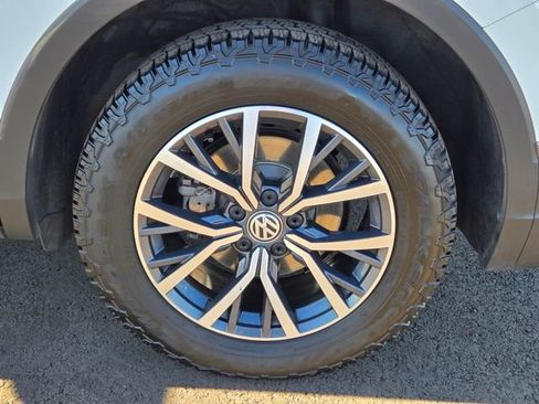 Used 2020 Volkswagen Tiguan SE w/ Panoramic Sunroof Package image 9