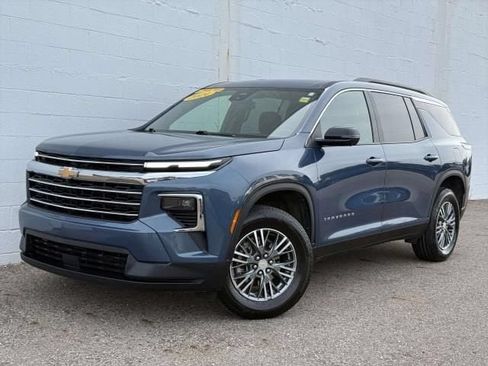 Used 2024 Chevrolet Traverse LT AWD/4WD image 1