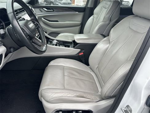 Used 2022 Jeep Grand Cherokee Overland w/ Luxury Tech Group IV image 13