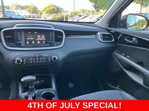 Used 2019 Kia Sorento FWD image 17