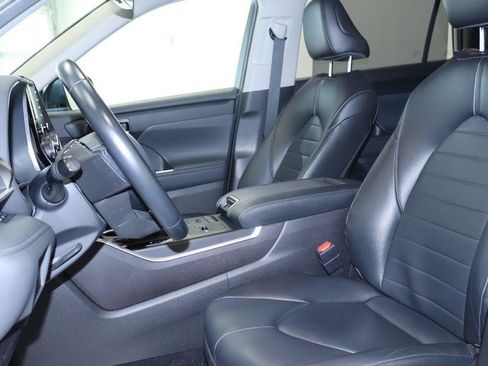 Used 2022 Toyota Highlander XLE AWD/4WD image 22