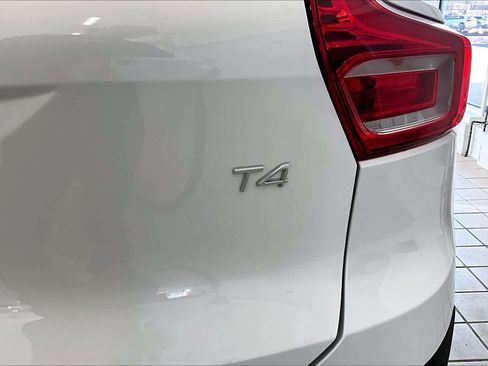 Certified 2022 Volvo XC40 T4 R-Design w/ Advanced Package image 9