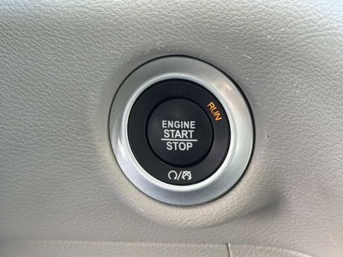 Used 2023 Chrysler Pacifica Touring-L image 15