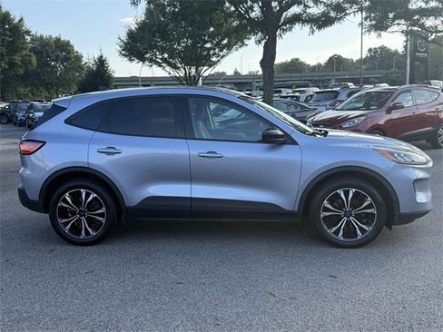 Used 2022 Ford Escape SE w/ SE Sport Appearance Package image 5