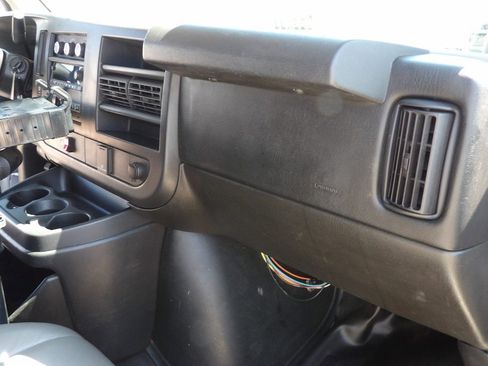 Used 2015 Chevrolet Express 2500 RWD image 22