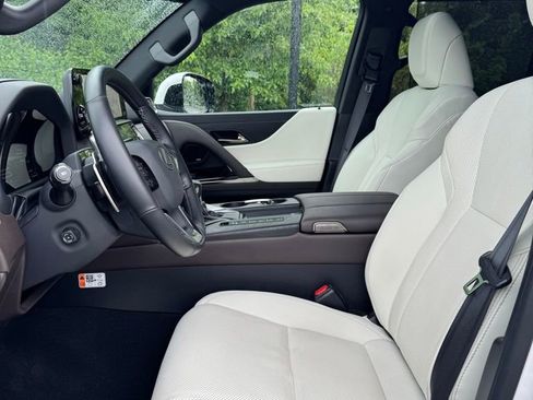 Used 2025 Lexus LX 600 4WD w/ Accessory Package (2T) image 8