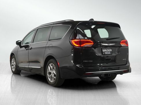 Used 2019 Chrysler Pacifica Limited image 3
