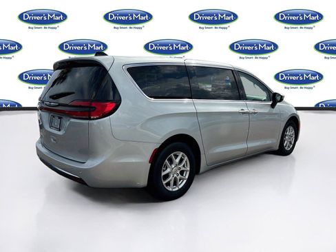 Used 2023 Chrysler Pacifica Touring-L FWD image 7