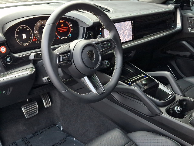 Certified 2025 Porsche Cayenne Turbo AWD/4WD image 4
