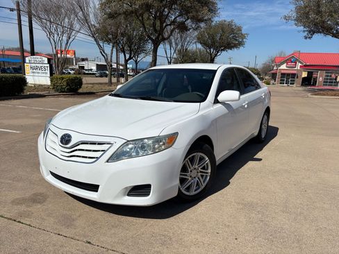 Used 2010 Toyota Camry LE image 1