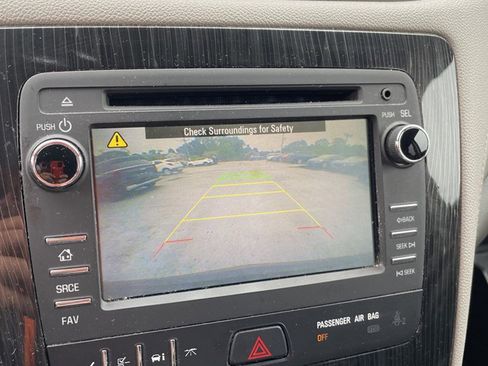 Used 2017 Chevrolet Traverse LT w/ Style and Technology Package image 10