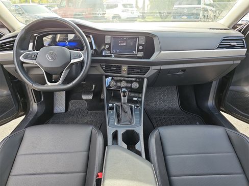 Used 2023 Volkswagen Jetta SE image 9