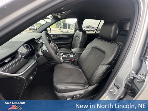 New 2025 Jeep Grand Cherokee Altitude image 14