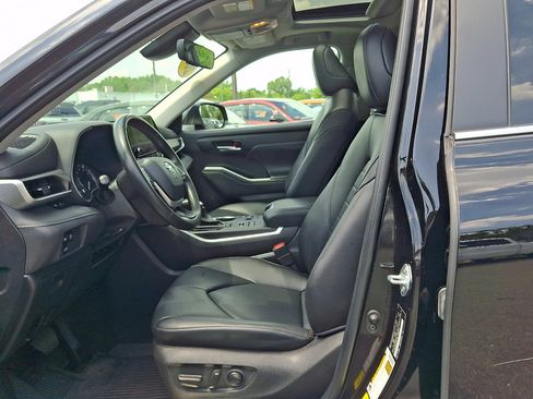 Used 2024 Toyota Highlander XLE AWD/4WD image 27