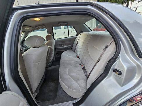 Used 2001 Ford Crown Victoria RWD image 18