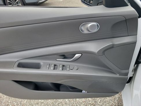 Used 2024 Hyundai Elantra SE FWD image 11