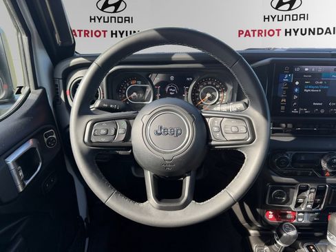 Used 2025 Jeep Wrangler Unlimited Rubicon AWD/4WD image 12