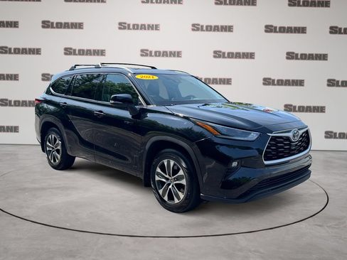 Used 2021 Toyota Highlander XLE AWD/4WD image 7