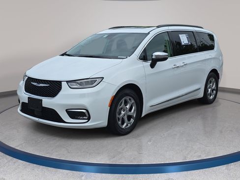 Used 2023 Chrysler Pacifica Limited FWD image 1