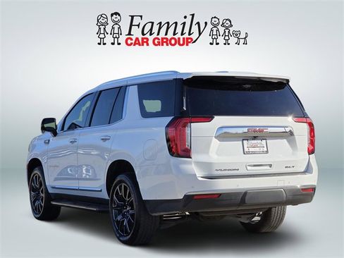 Used 2024 GMC Yukon SLT w/ SLT Luxury Package image 3