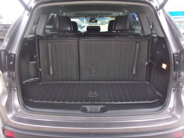 Used 2019 Toyota Highlander XLE AWD/4WD image 29