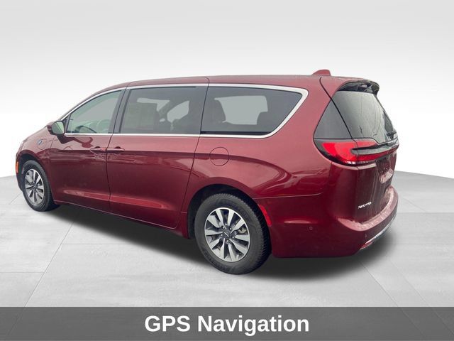 Used 2022 Chrysler Pacifica Touring-L w/ Uconnect Theater Family Group FWD image 3