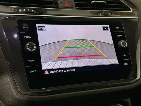 Used 2023 Volkswagen Tiguan SE w/ Panoramic Sunroof Package image 18