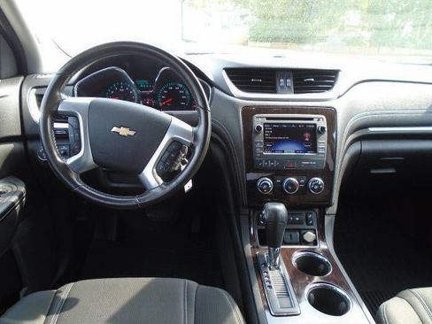 Used 2017 Chevrolet Traverse LT w/ Style and Technology Package image 17