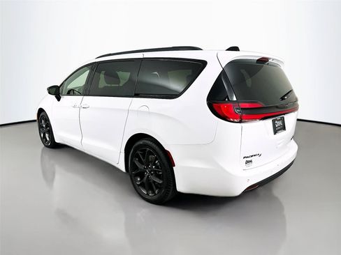 Used 2025 Chrysler Pacifica Limited FWD image 10