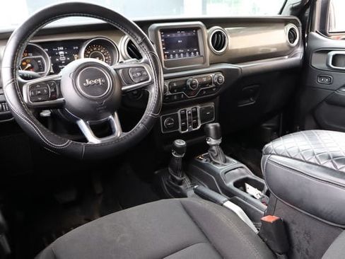 Used 2018 Jeep Wrangler Unlimited Sahara AWD/4WD image 4
