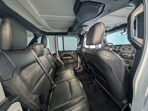 Used 2018 Jeep Wrangler Unlimited Sahara image 12