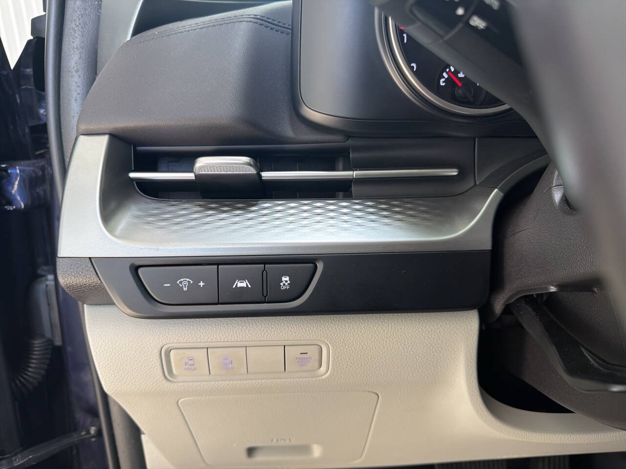 Used 2024 Kia Carnival LX FWD image 15