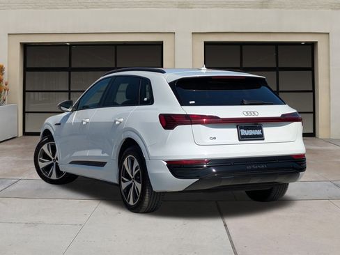 Used 2024 Audi Q8 e-tron Premium image 2