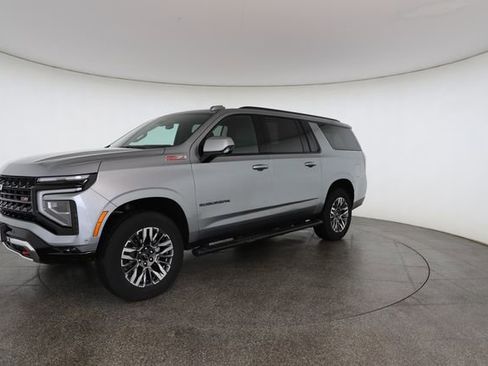 Used 2025 Chevrolet Suburban Z71 image 3