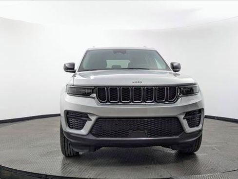 Used 2024 Jeep Grand Cherokee Laredo RWD image 12