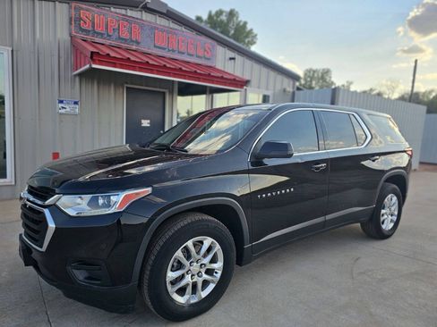 Used 2021 Chevrolet Traverse LS FWD image 1