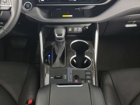 Used 2024 Toyota Highlander Limited FWD image 26