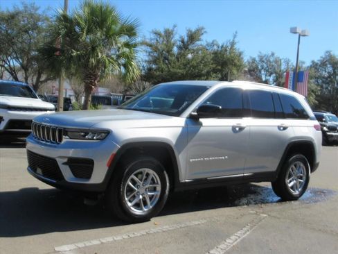 New 2025 Jeep Grand Cherokee Laredo image 3