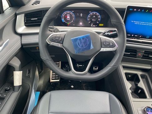 New 2025 Volkswagen Tiguan SE R-Line image 4